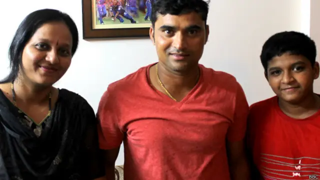 अपने बेटे और पत्नी के साथ क्रिकेटर प्रवीण तांबे