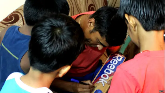 बच्चों को ऑटोग्राफ़ देते प्रवीण.