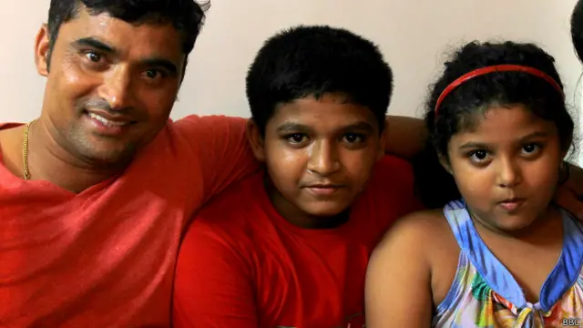 अपने बच्चों के साथ प्रवीण तांबे