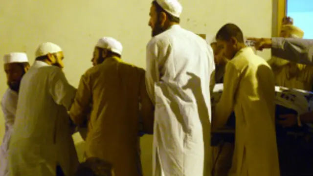 د مدرسې مولانا اکبر وايي عابد او ساجد مدرسې ته پر لاره وو چې وسله والو کسانو په نښه کړل.