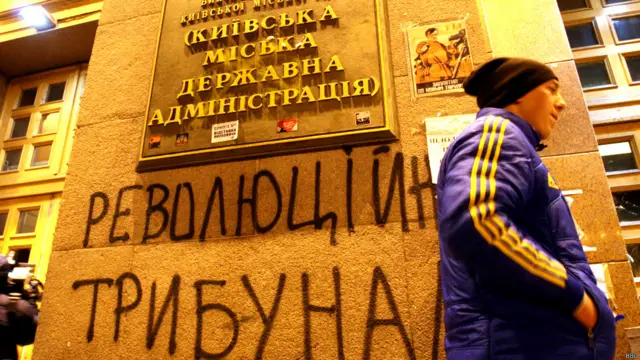 В здании мэрии Киева расположился один из штабов акций протеста. Некоторые демонстранты назвали его "Революционным трибуналом".