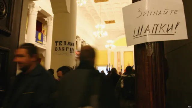 Впрочем, ничего угрожающего в здании не происходит. Хотя посетителей и просят снимать головные уборы.