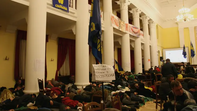 В колонном зале мэрии устроена большая спальня. Здесь также записывают добровольцев, оказывают медицинскую помощь и знакомятся с последними новостями. Официально все это называется "круглосуточный прием народных депутатов".