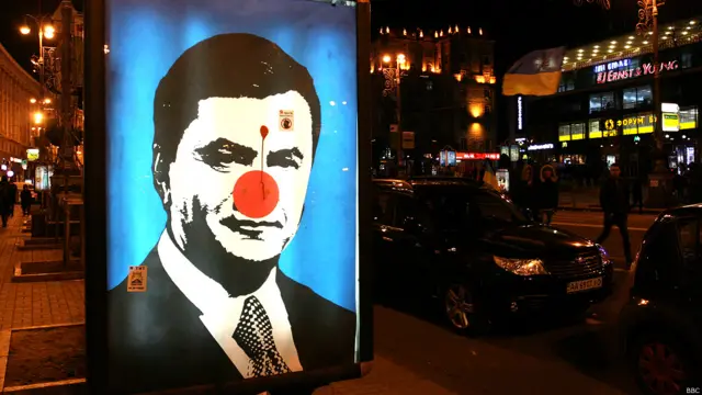 Напротив мэрии киевские уличные художники несколько изменили содержание рекламного стенда.