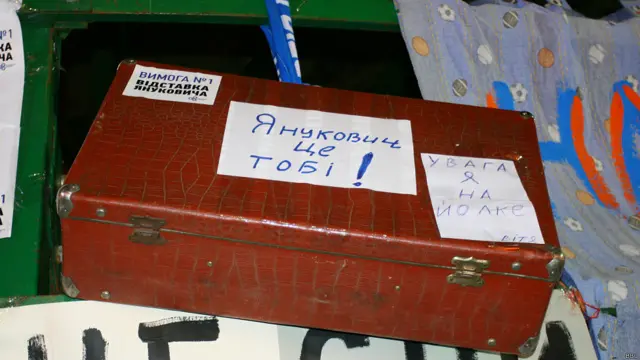 Противники президента Украины Виктора Януковича прозрачно намекают на необходимость его отставки.
