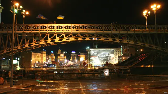 Майдан со всех сторон окружают баррикады, площадки перед которыми демонстранты залили водой. Это сделано, чтобы в случае возможного нападения перед заграждениями было скользко.