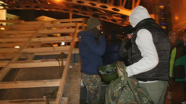 На Майдан периодически возвращаются люди в бронежилетах и касках. Они принимают участие в блокировании правительственных объектов и охраняют лагерь демонстрантов.