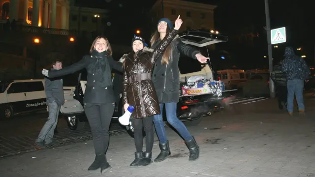 Впрочем, атмосфера здесь совсем не напряженная. Эти девушки привезли на своей машине еду для участников акции протеста и через мегафон предлагают желающим подкрепиться.