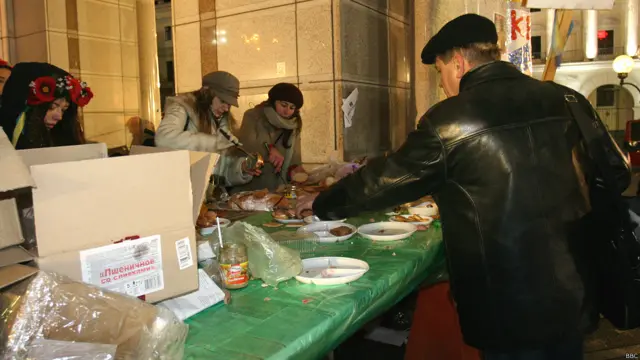 Прямо под Колонной независимости Украины раздают бутерброды.