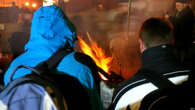 Некоторые оппозиционеры используют снаряжение, принесенное на Майдан на случай экстремального развития ситуации.