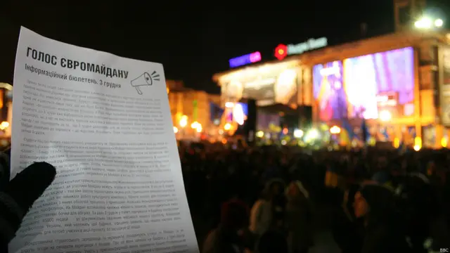 Хотя многие участники митинга не спускают глаз со своих мобильных телефонов, чтобы узнать последние новости, здесь уже появились свои печатные средства массовой информации.