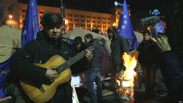 Около палаточного лагеря сторонников оппозиции поют песни времен Украинской повстанческой армии.