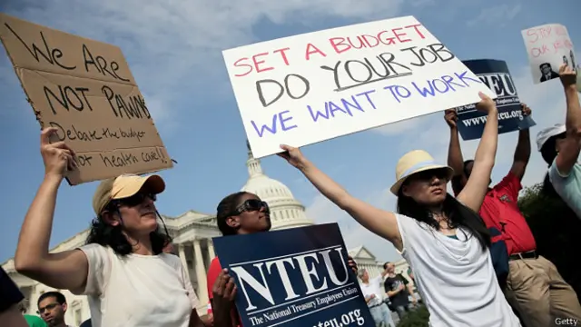 Protesta de empleados públicos por la paralización del gobierno