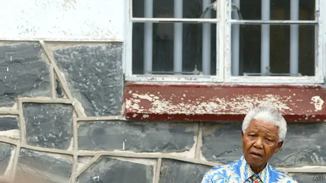Nelson Mandela đứng trước xà lim từng giam giữ ông hồi năm 2003