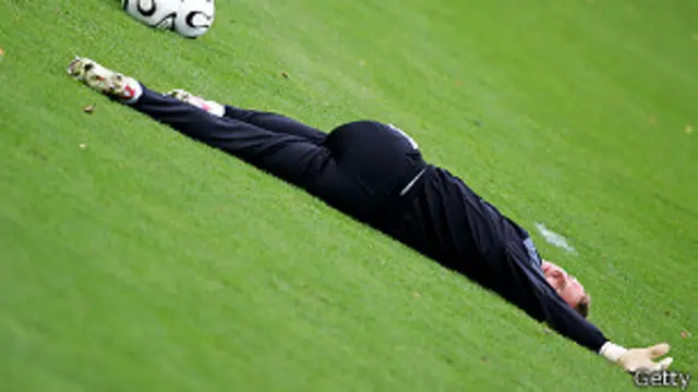 Futbolista estirándose