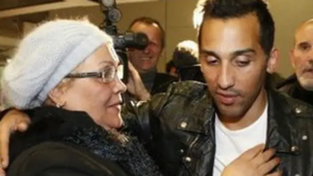 بلونيس مع والدته في باريس