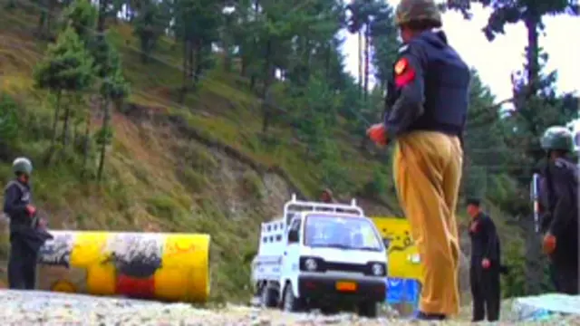 نقل مکانی کرنے والے افراد کی شناخت کے لیے سکیورٹی فورسز کے ناکے لگائے گئے ہیں