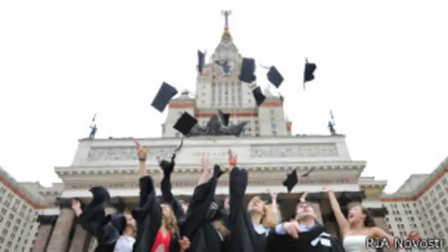 Студенты МГУ после защиты диплома