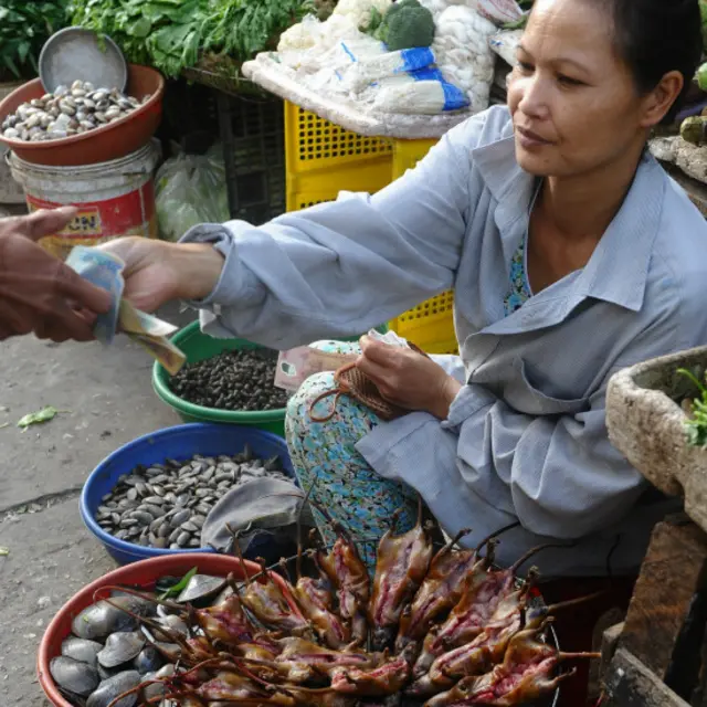 Nhiều nơi thịt chuột bán rất chạy vì được ưa chuộng. Cỗ bàn cũng hay có thịt chuột. (Ảnh của Hoàng Đình Nam - AFP)