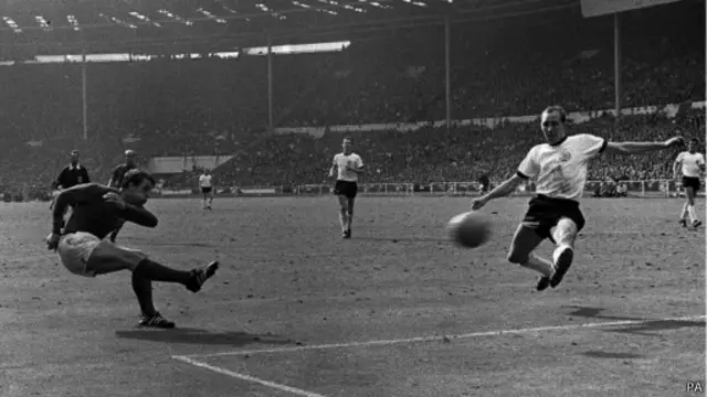 Bintang sepak bola Inggris, Sir Geoff Hurst (kiri) di final Piala Dunia 1966.