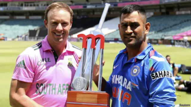 एबी डिविलियर्स और महेंद्र सिंह धोनी 