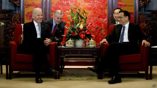 美國副總統拜登（左）在中南海會晤中國總理李克強（5/12/2013）