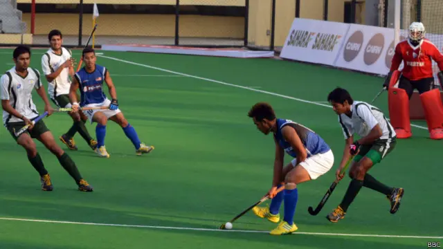 जूनियर विश्व कप हॉकी के लिए अभ्यास सत्र के दौरान पाकिस्तान और मलेशिया की टीम.