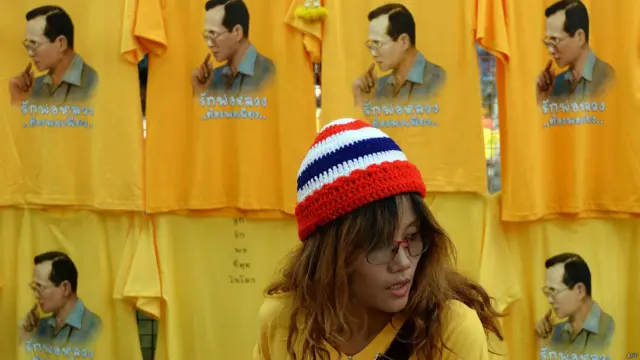 Penjual kaus Raja Bhumibol Adulyadej 