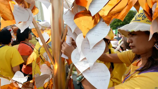 Menulis pesan untuk Raja Bhumibol Adulyadej