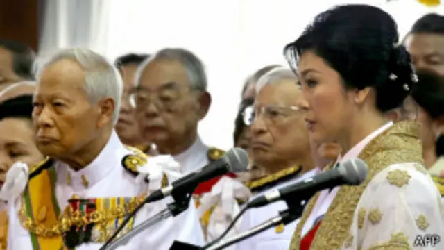 یینگلاک شیناوات و تعدادی از افسران ارتش