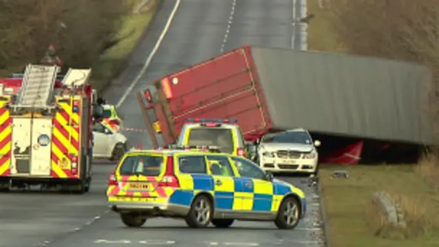 سکاٹ لینڈ میں دو سو کلومیٹر سے زیادہ کی رفتار سے چلنے والی ہوا نے ایک ٹرک الٹا دیا