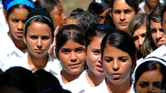 Estudiantes adolescentes en Cuba