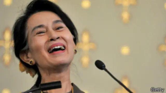 သြစတြေးလျနိုင်ငံ၊ မဲလ်ဘုန်းမြို့ကို ရောက်ရှိနေတဲ့ ဒေါ်အောင်ဆန်းစုကြည်။