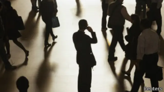 Hombre hablando por celular