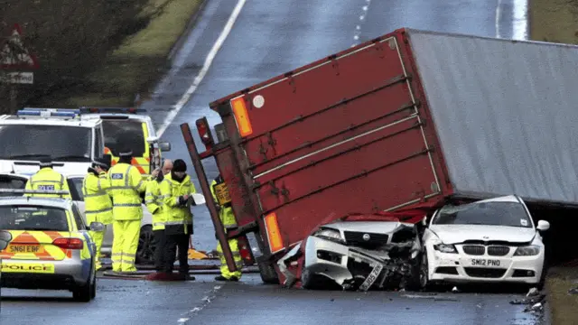 طوفان کے نتیجے میں ایک لاری ڈرائیوراس وقت ہلاک ہوگیا جب شدید ہواؤں کی زد میں آئی ہوئی اس کی لاری الٹ گئی۔