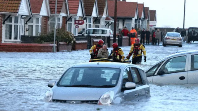 ریسکیو ٹیمیں پانیوں میں پھنسے ہوئے افراد کو کشتیوں کے ذریعے محفوظ مقامات تک پہنچا رہی ہیں۔ 