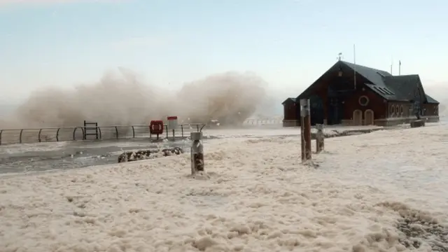 ملک کے کئی حصوں میں چلنے والی طوفانی ہواؤں اور پانی کے ریلوں سے کئی علاقے زیرِ آب آ گئے ہیں اور کئی گھروں کو نقصان پہنچا ہے۔ 