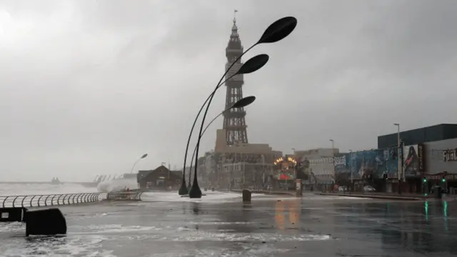 برطانیہ میں سردیوں میں آنے والے اس طوفان سے اب تک سب سے زیادہ سکاٹ لینڈ متاثر ہوا ہے جہاں ایک شخص ہلاک ہوگیا ہے۔ 