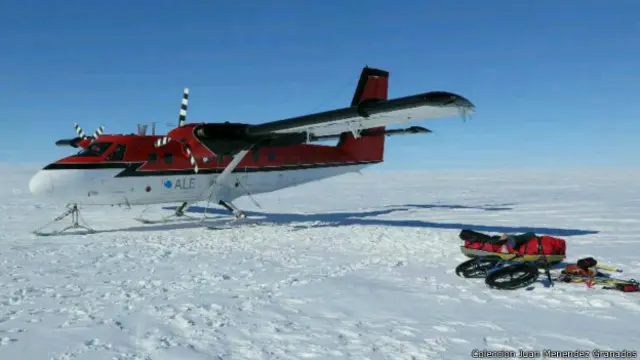 La bicicleta y el equipo, junto al avión que los trasladó al punto de inicio del viaje.