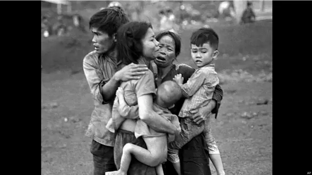 ویتنام کے گاؤں ڈاؤ زوئے پر جنوبی ویتنام کی فوج کے حملے کے بعد شہری سہمے ہوئے۔