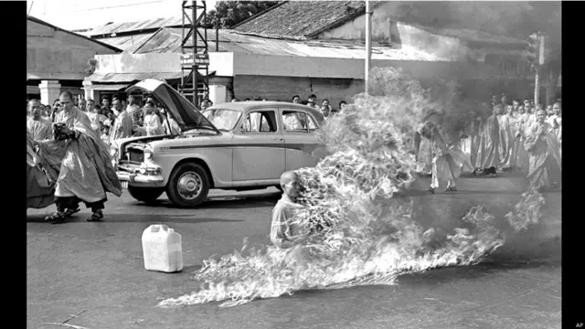 سائگون کی سڑک پر ایک بدھ بھکشو نے اپنے آپ کو نذرِ آتش کر لیا۔ 