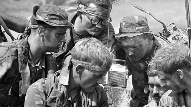 امریکی فوجی ریڈیو سنتے ہوئے۔