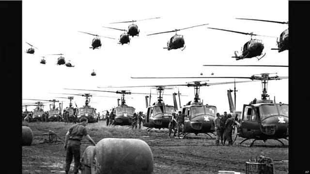 سائگون کے شمال مشرق میں ہیلی کاپٹر بّری فوج کو فضائی امداد فراہم کر رہے ہیں۔