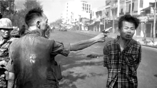 جنوبی ویتنام کی نیشنل پولیس کے سربراہ ویت کونگ کے ایک افسر کو گولی مار رہے ہیں۔ 