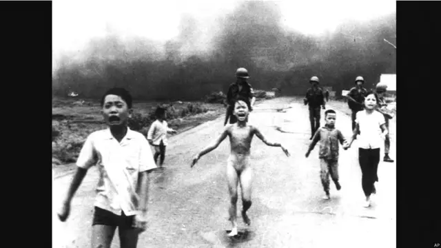 پھان تھی کِم (درمیان میں) دیگر جنوبی ویتنامی بچوں کے ساتھ بھاگ رہی ہیں۔ 