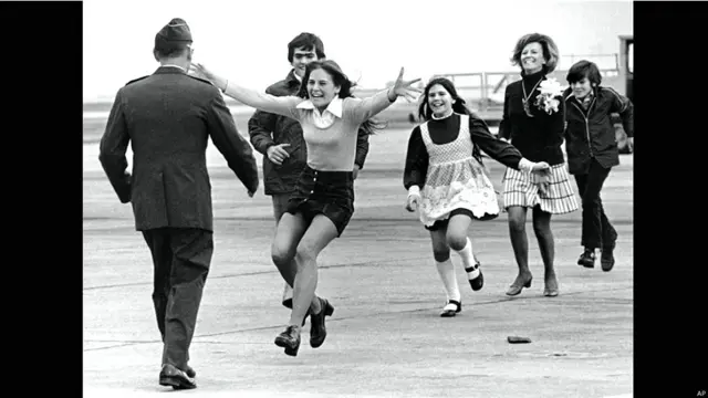 امریکہ کی ریاست کیلیفورنیا میں ٹریوس ایئر فورس بیس پر لیفٹیننٹ کرنل رابرٹ ایل سٹرم کے خاندان والے ان کا استقبال کر رہے ہیں۔ 