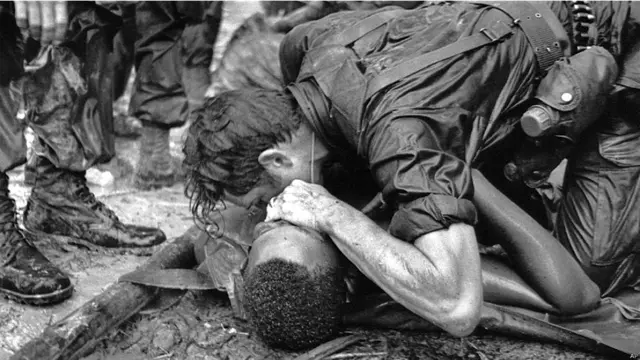 ہیمبرگر نامی پہاڑی پر طبی عملے کا ایک اہلکار طبی عملے سے تعلق رکھنے والے ایک اور زخمی اہلکار کی جان بچانے کی ناکام کوشش کر رہا ہے۔ 