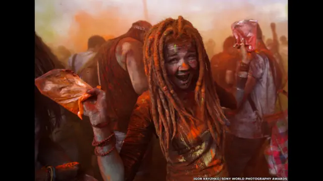 آئی گور کریزکو نے روس میں رنگوں کے میلے میں یہ مسکراہٹ عکس بند کی۔