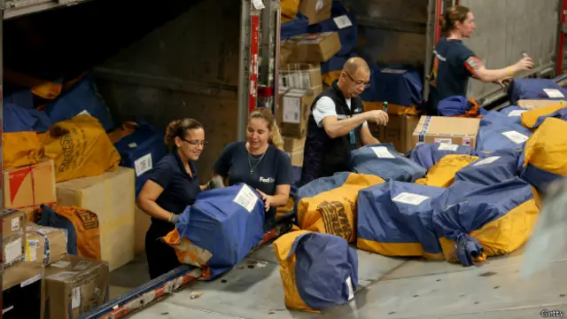 Encomendas feitas pela internet são enviadas a consumidores (foto: Getty)