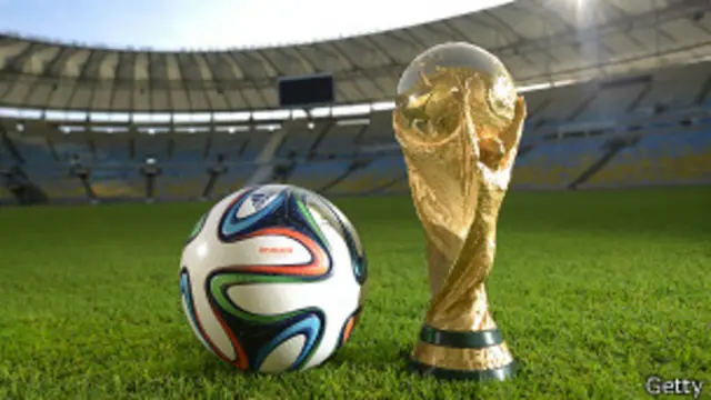 Brazuca, a bola da Copa, e a taça / Crédito da foto: Getty